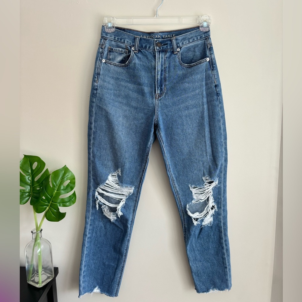 American Eagle women’s high rise distressed mom denim jeans size 4 regular